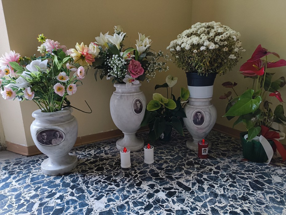Fiori e candele nel sacrario dedicato alle vittime dell'eccidio del padule di Fucecchio.