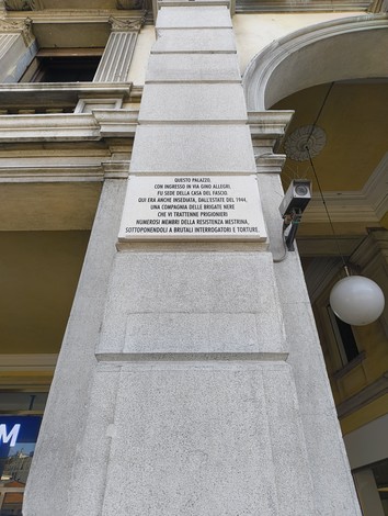 Lapide commemorativa su un edificio, dedicata alle vittime di persecuzioni e torture.