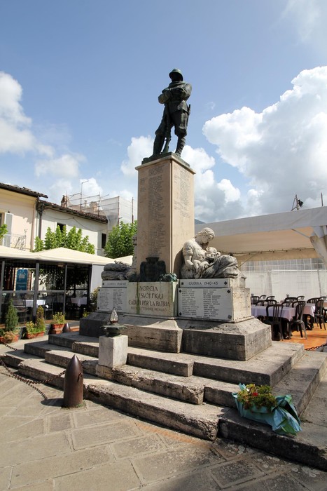 Monumento ai caduti di Norcia, in memoria dei soldati e delle vittime di guerra, situato in una zona centrale.
