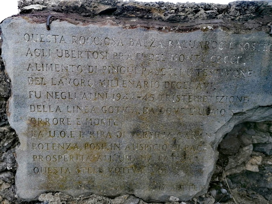 Monumento della Madonna delle Cime, in onore ai caduti, con vista panoramica sulle montagne circostanti.
