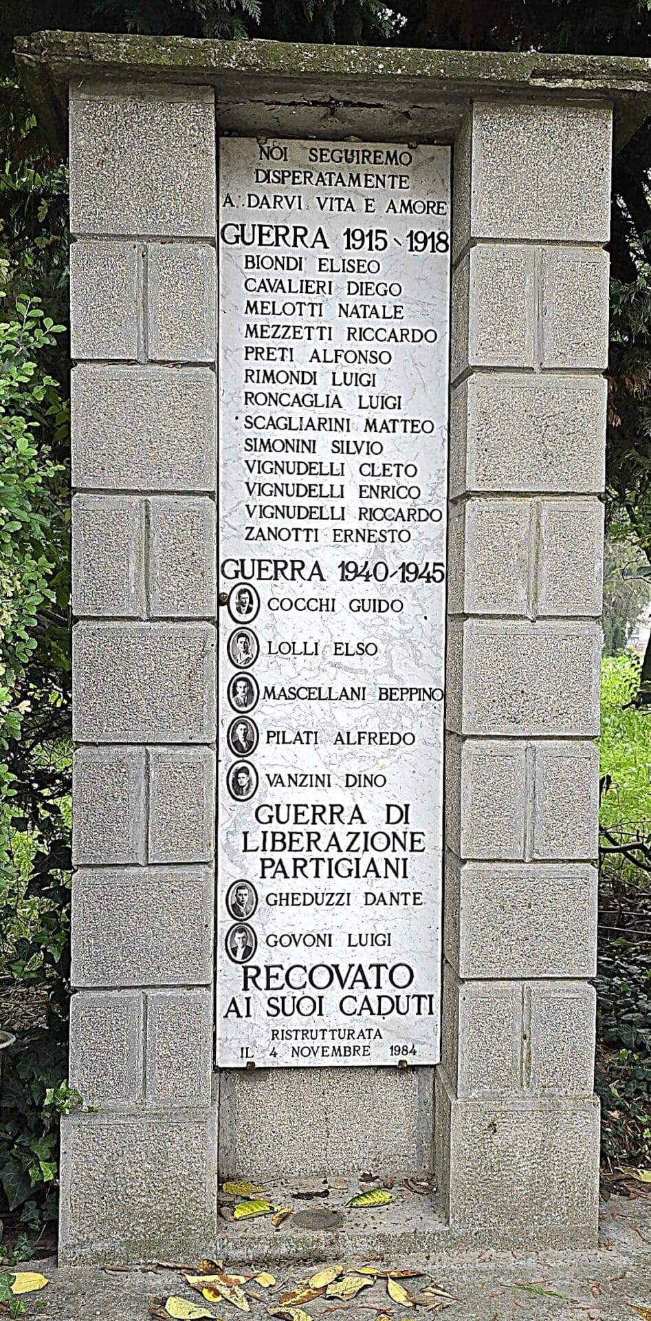 Il Monumento ai Caduti di Recovato rende omaggio ai soldati periti nelle guerre mondiali, inscritti su una stele.