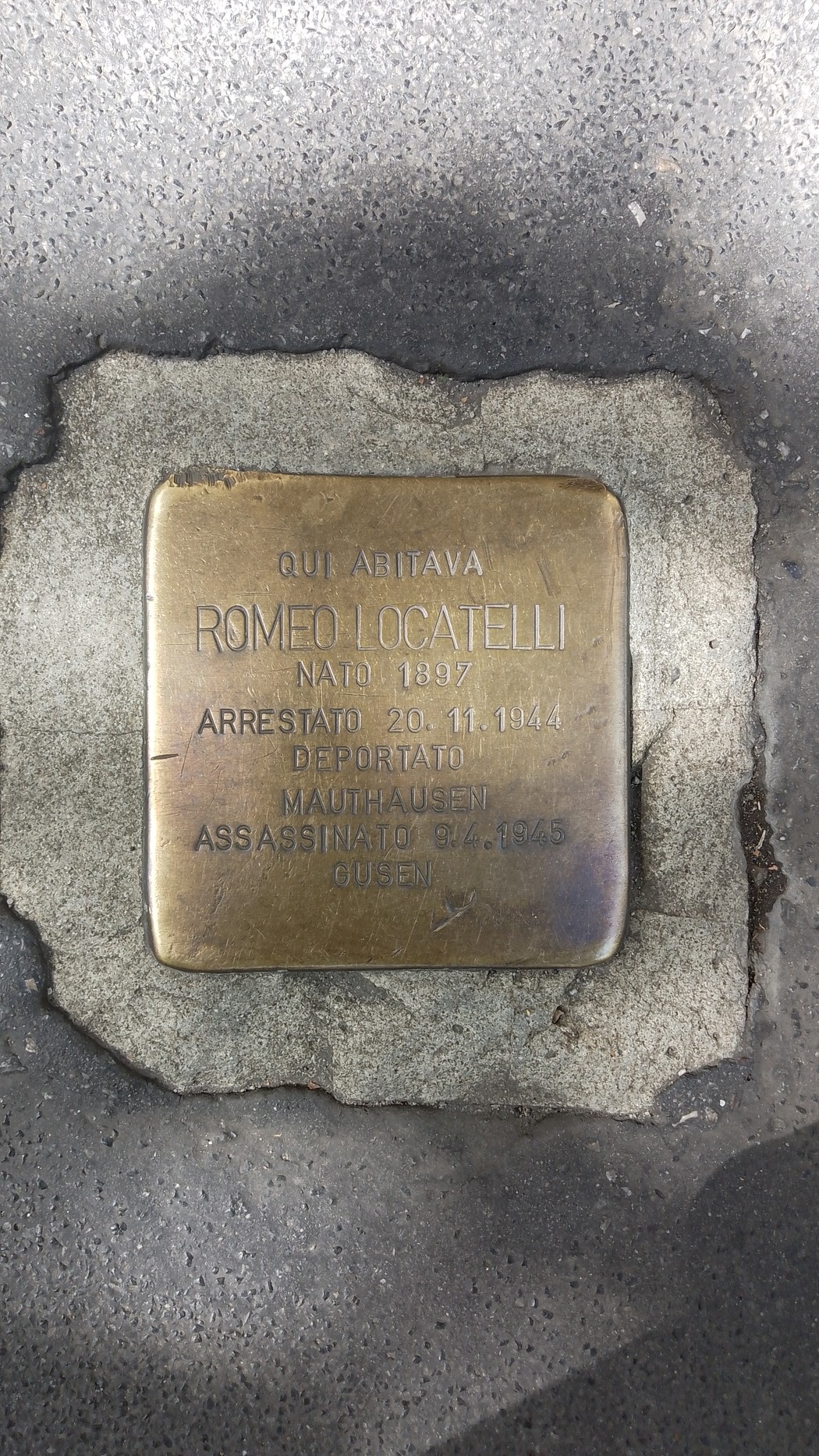 Pietra d'inciampo dedicata a Romeo Locatelli, commemorazione della deportazione e dell'assassinio.