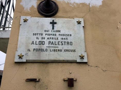 Lapide commemorativa dedicata ad Aldo Palestro, caduto il 26 aprile 1945 sotto il piombo tedesco.