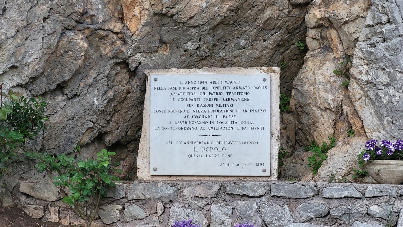 Lapide commemorativa per il rastrellamento alla Cona, in ricordo degli eventi storici accaduti nel 1944.