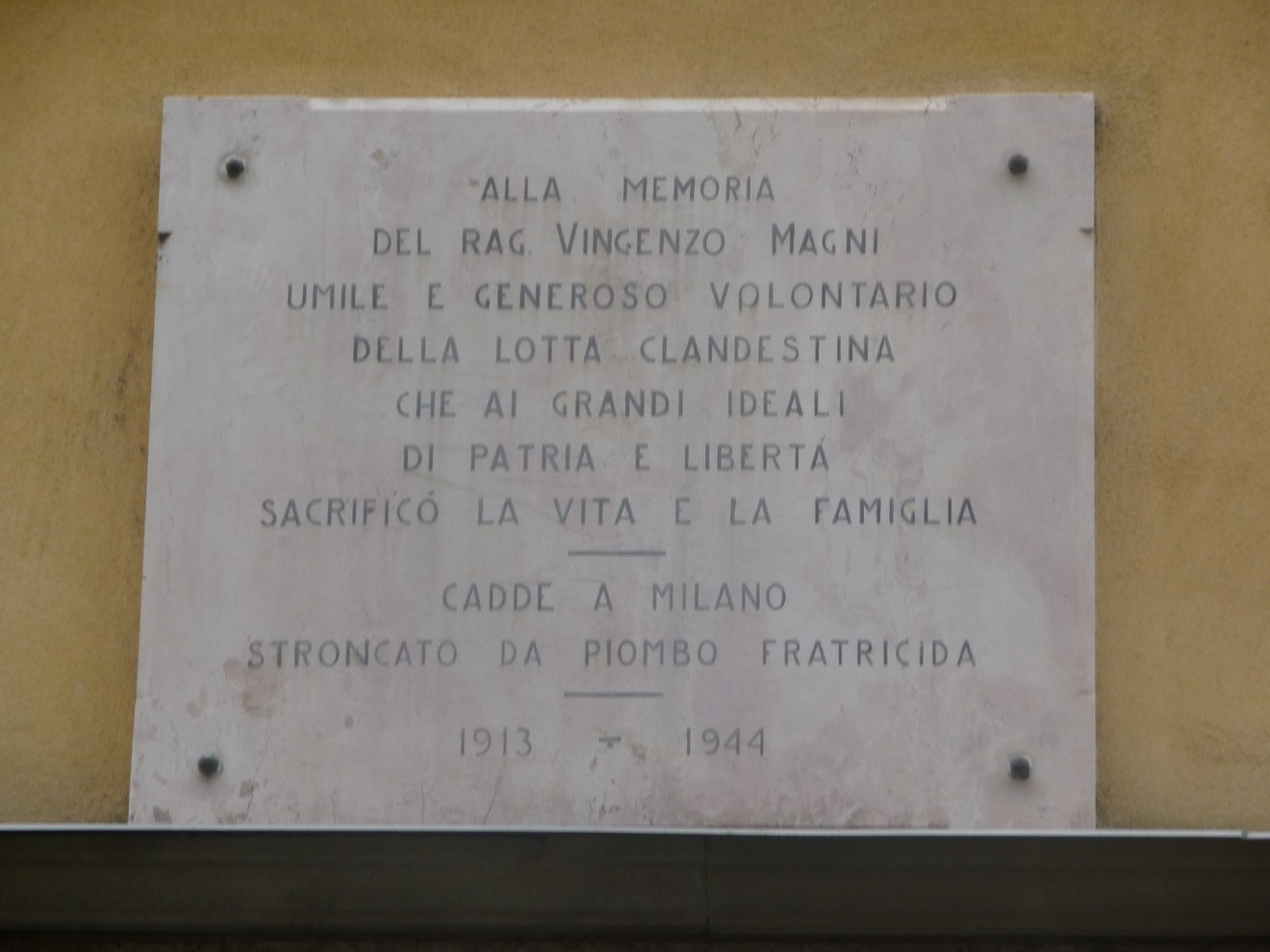 Lapide commemorativa dedicata a Vincenzo Magni, onore al sacrificio nella lotta per la libertà.