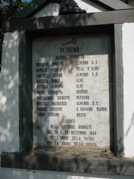 Lapide commemorativa ai caduti partigiani, con nomi e date in onore della resistenza e della libertà.
