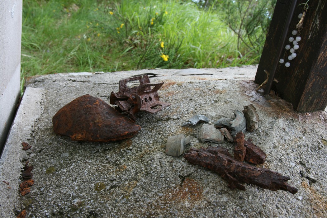 Resti in ferro corrosi e roccia in un'area naturale, simbolo della storia locale a Morasco.