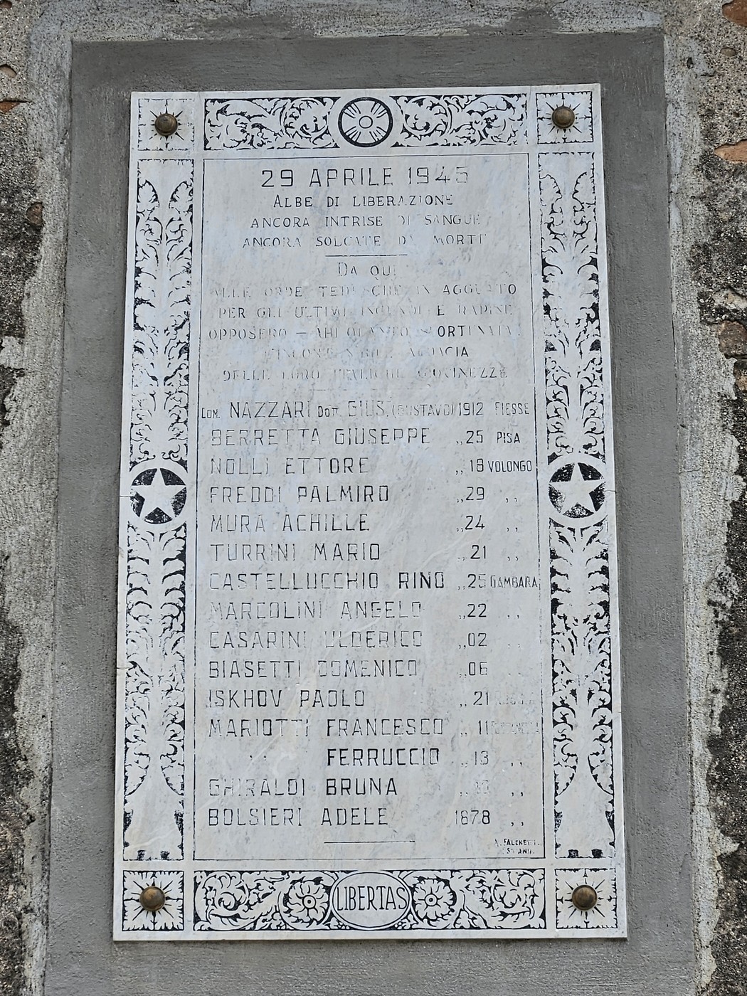Lapide commemorativa dedicata ai Martiri di Cavezzo, con nomi e date di caduta in guerra.