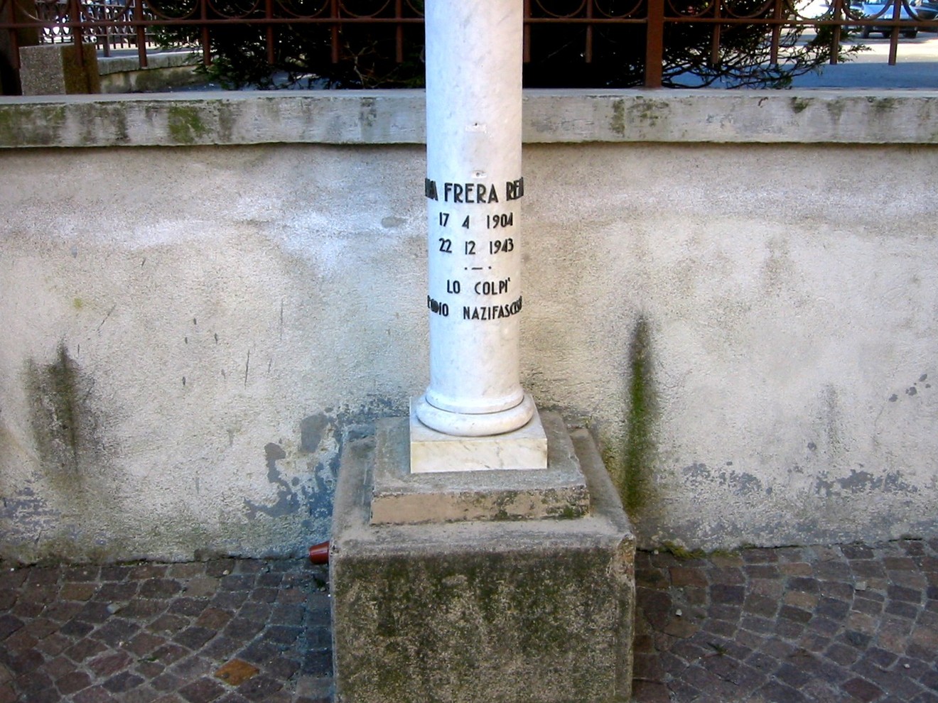 Cippo commemorativo a Fava Frera, in ricordo dei caduti, con date significative incise sulla colonna.