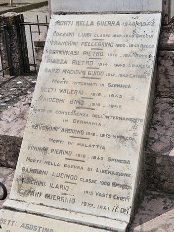 Monumento ai Caduti di Spineda, dedicato ai soldati morti in guerra, con iscrizioni commemorative.