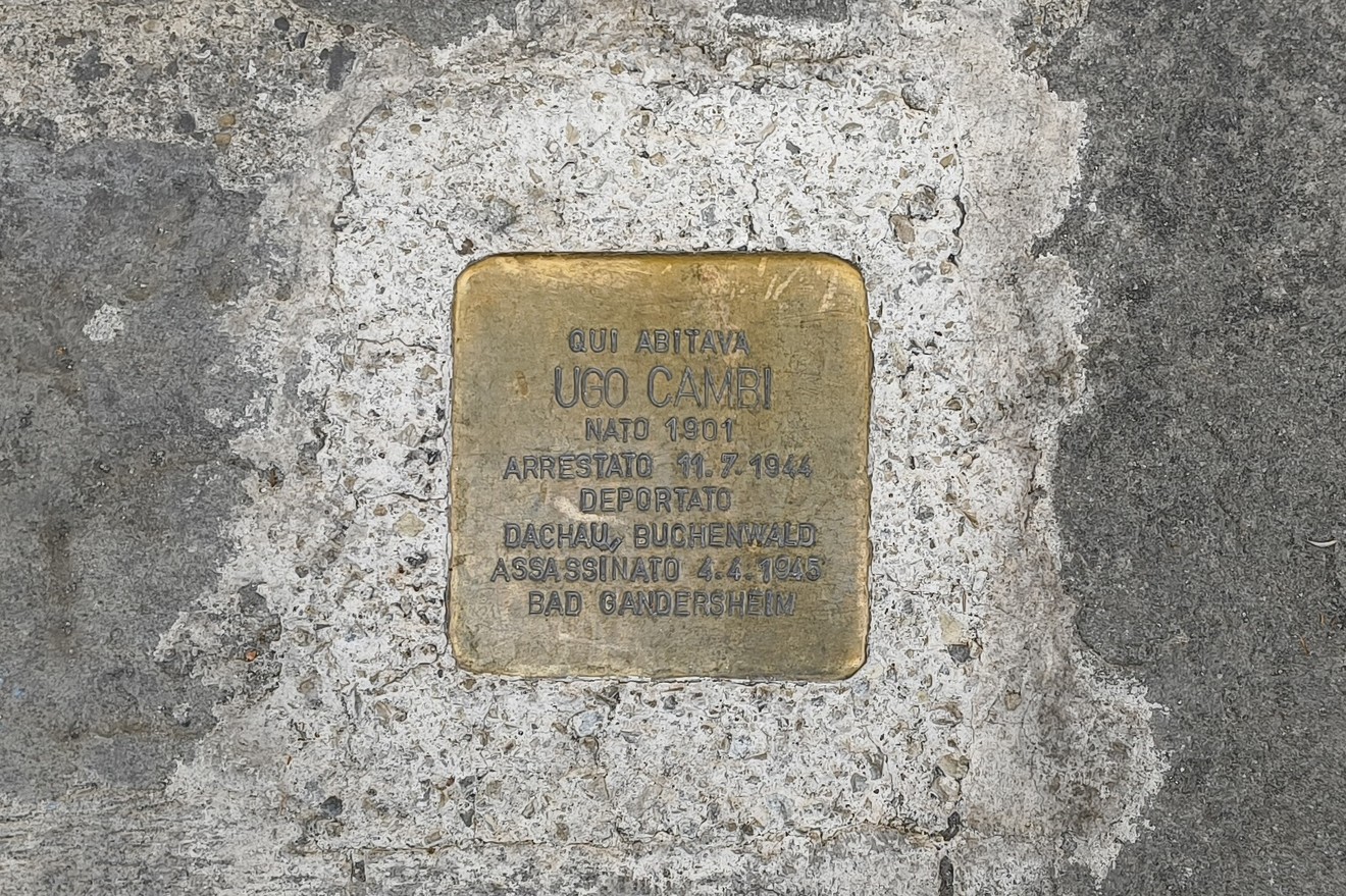 Pietra d'inciampo in memoria di Ugo Cambi, deportato nel 1944, installata a Cambi.