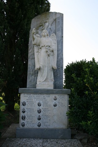Monumento di Prato Grande, dedicato alla memoria dei caduti, con un angelo in marmo e nomi incisi.