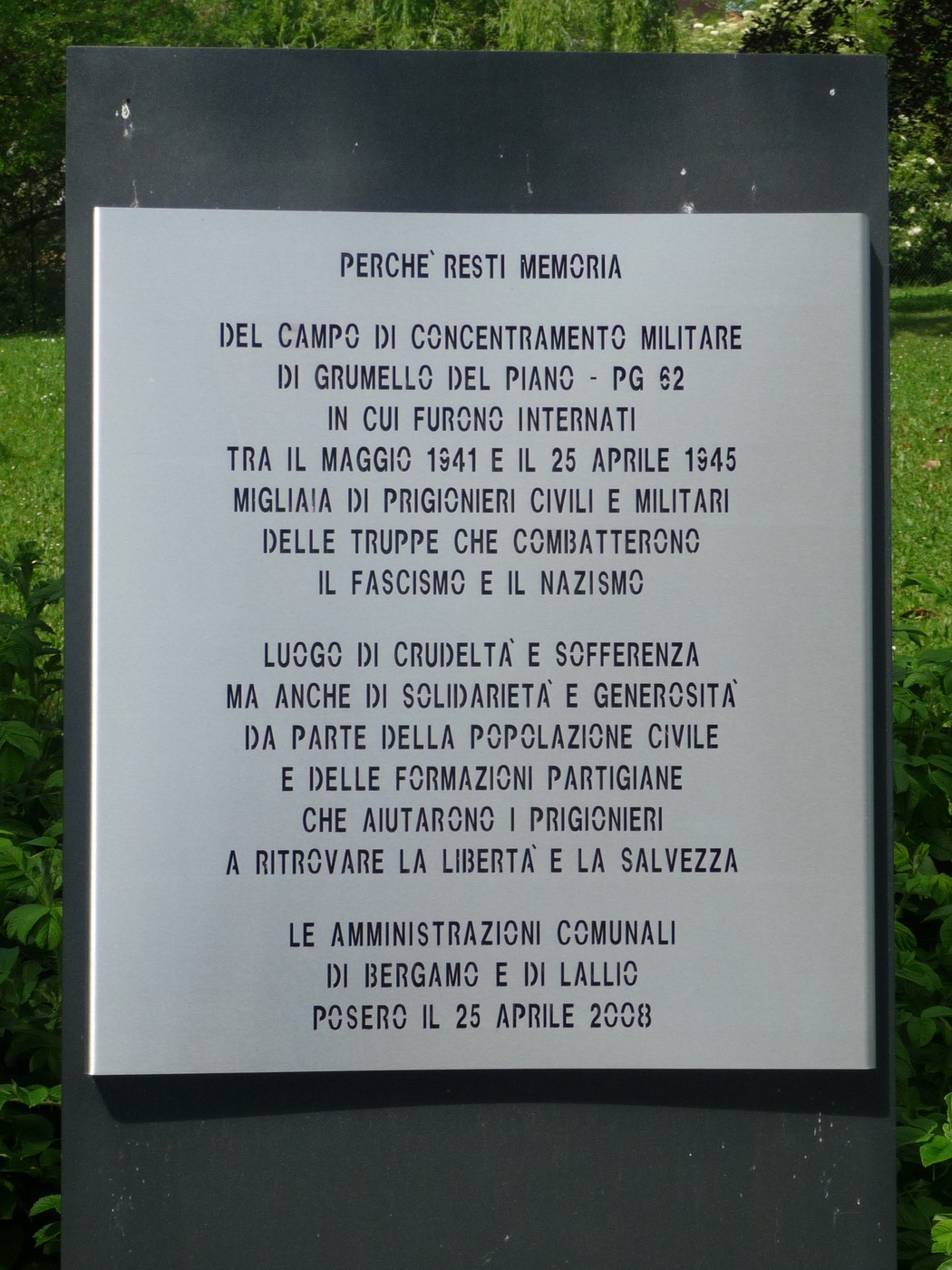Stele commemorativa al Campo PG 62 di Grumellina, dedicata ai prigionieri e alla memoria della sofferenza.