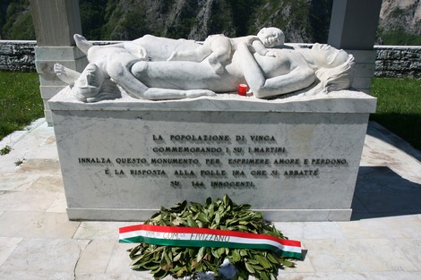 Monumento commemorativo a Vinca, dedicato ai martiri, simbolo di amore e perdono.