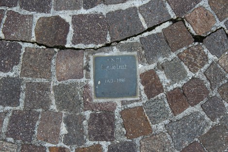 Pietra d'inciampo dedicata al partigiano Eugenio Leoni, con data di nascita e morte incise.