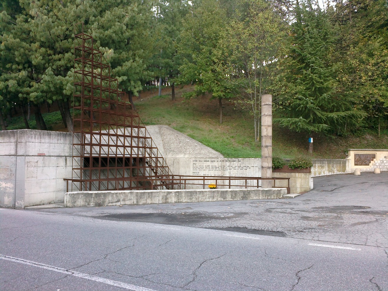 Monumento ai Martiri della Bettola, sito memoriale immerso nel verde, ricorda la resistenza e la lotta per la libertà.