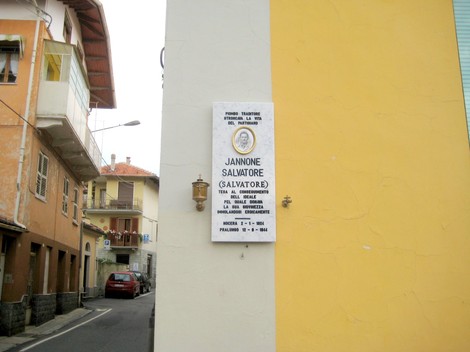Lapide commemorativa dedicata a Jannone Salvatore, situata in una strada di un paese italiano.