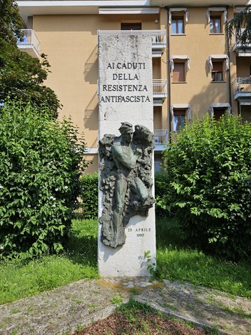 Monumento che omaggia i caduti della Resistenza antifascista, situato in un contesto urbano.