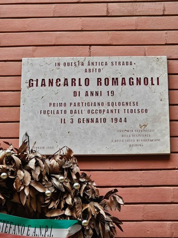 Lapide commemorativa dedicata a Giancarlo Romagnoli, partigiano bolognese fucilato il 3 gennaio 1944.
