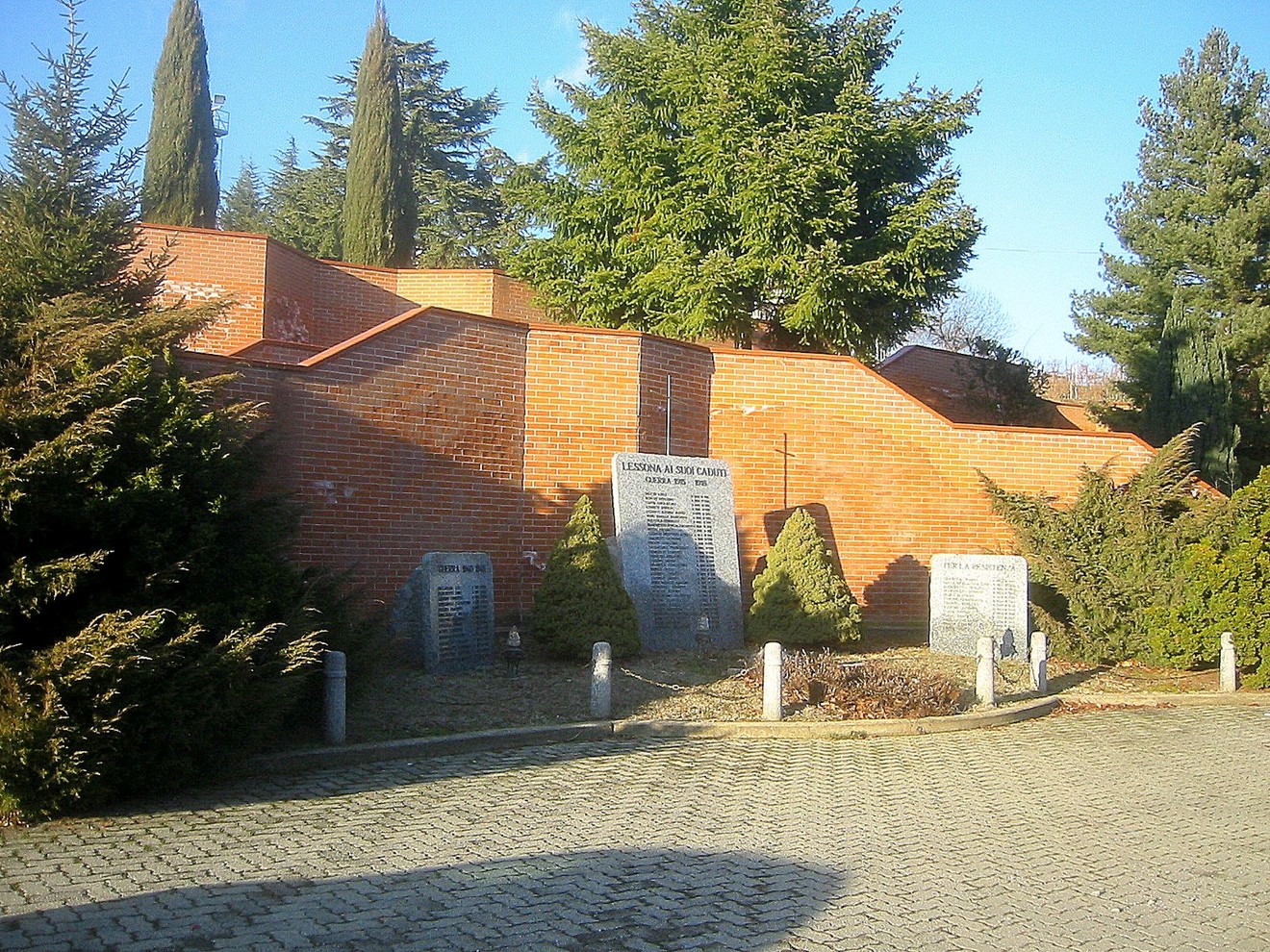 Monumento ai caduti, dedicato alla memoria dei soldati, immerso nel verde e nella tranquillità.