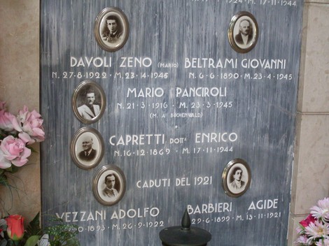 Sacrario dedicato ai caduti della Liberazione a San Martino in Rio, commemorando i nomi dei soldati.