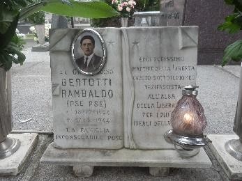 Sacrario commemorativo con lapide in marmo, foto del partigiano e lume acceso, in memoria dei caduti per la libertà.