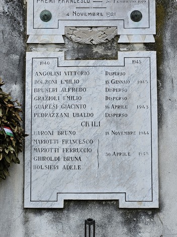 Lapidi commemorative dedicate ai caduti di Fontanella Grazioli, con nomi e date di commemorazione.