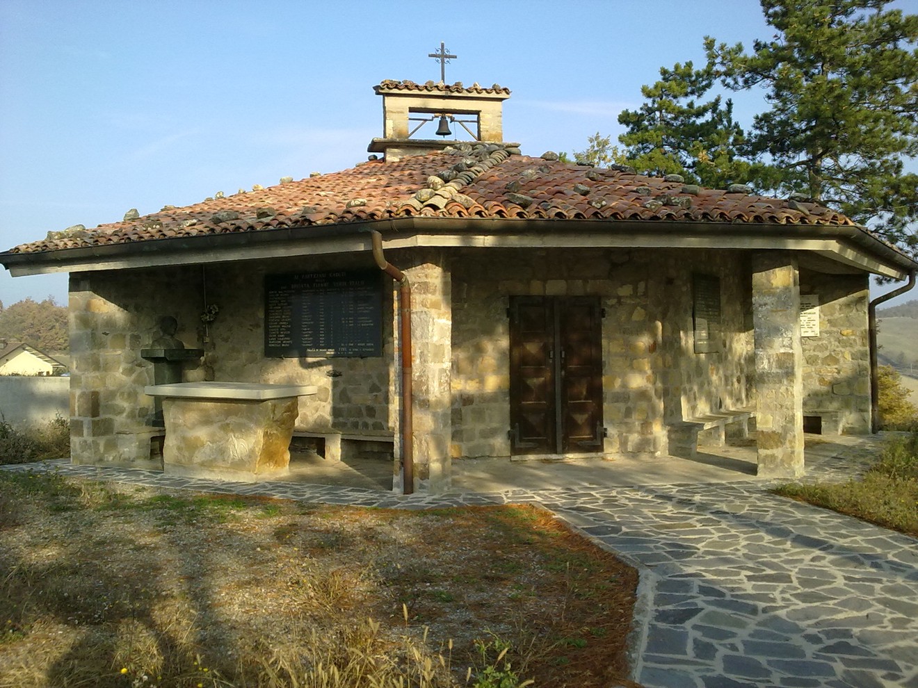 Sacrario di Ca' Marastoni: shrine in pietra immerso nella natura, simbolo di memoria e tranquillità.