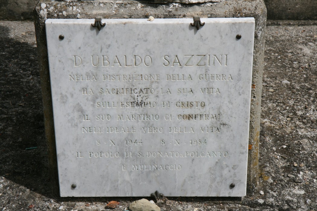 Monumento a Don Sazzini, commemorazione del sacrifcio durante la guerra. Cultura e memoria in un luogo simbolico.