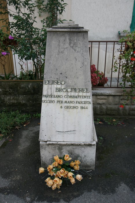 Cippo commemorativo in memoria di Eliseo Brocherel, partigiano ucciso il 6 giugno 1944.