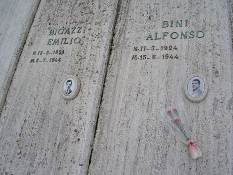 Memoriale dedicato ai caduti di San Gimignano, con foto e nomi dei combattenti. Un tributo alla loro memoria.