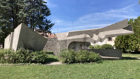 Monumento alla Resistenza, opera in cemento che celebra la lotta per la libertà e la dignità umana.