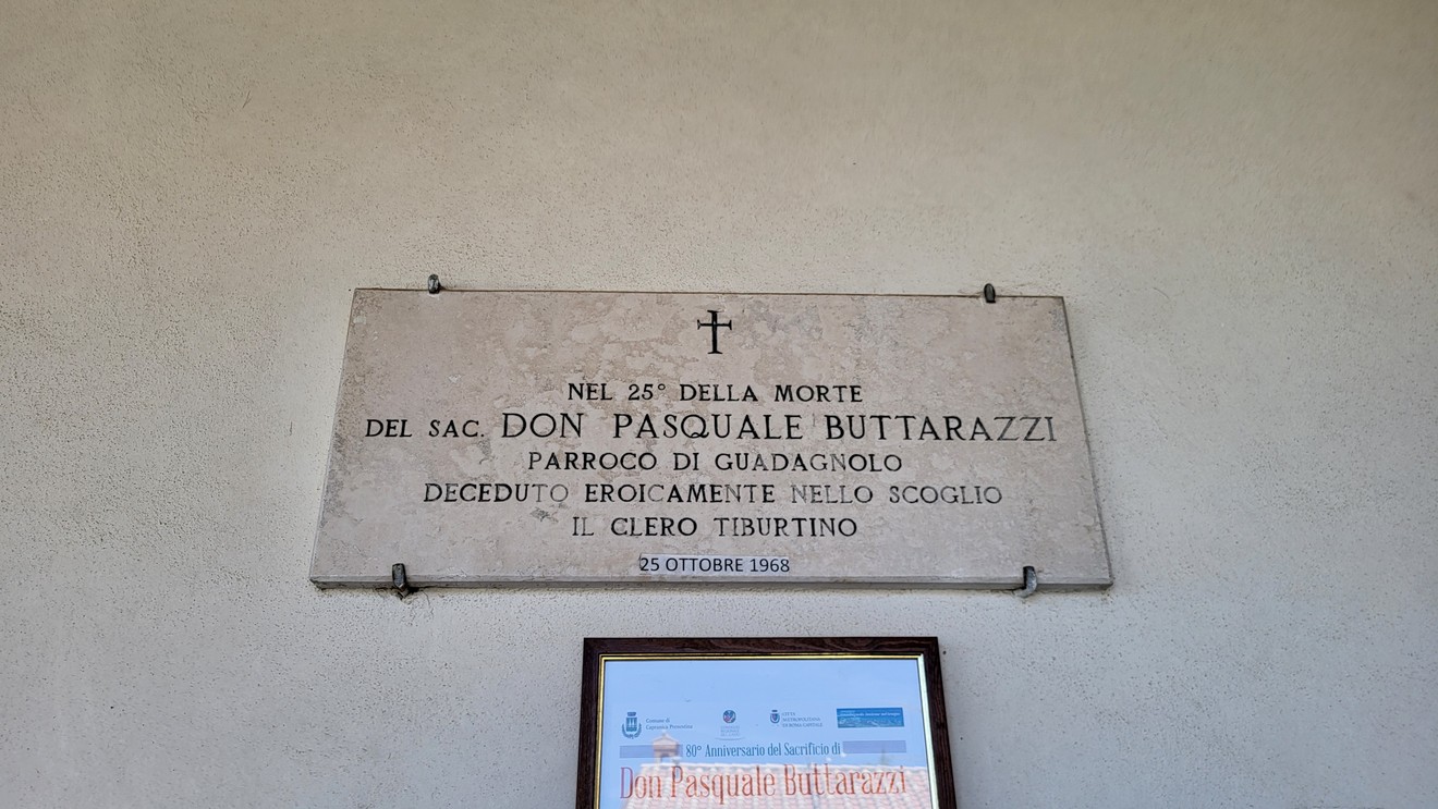 Lapide commemorativa a Don Pasquale Buttarazzi, parroco di Guadagnolo, deceduto nel 1986.