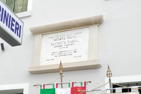 Lapide commemorativa dedicata a Giovanni Morandin, patriota della Brigata Piave, situata su una parete bianca.