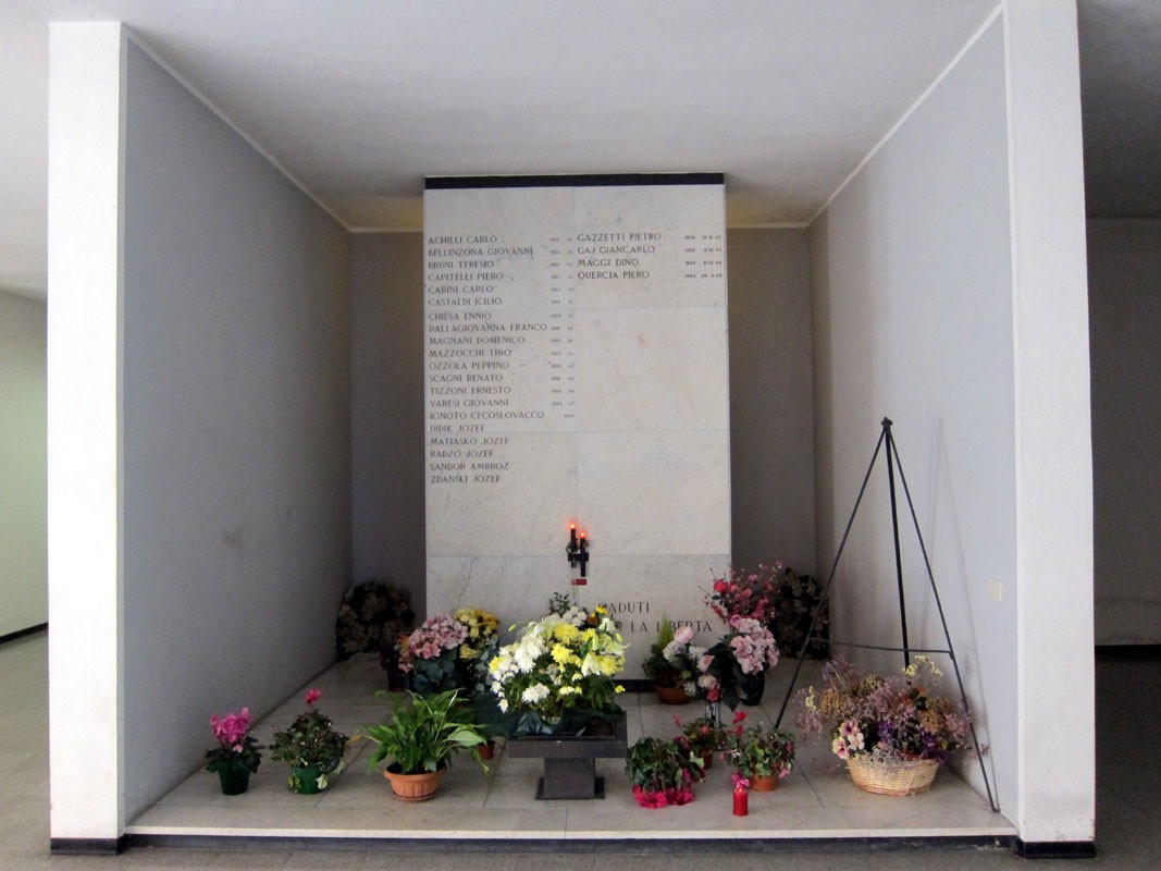 Sacrario dei caduti partigiani di Stradella, con fiori e una targa commemorativa in memoria dei combattenti.
