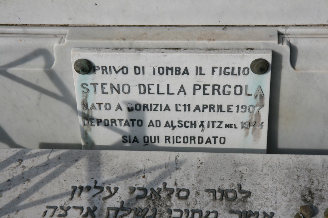 Cenotafi commemorativi per i deportati nel cimitero ebraico, riflettendo la memoria della Shoah.