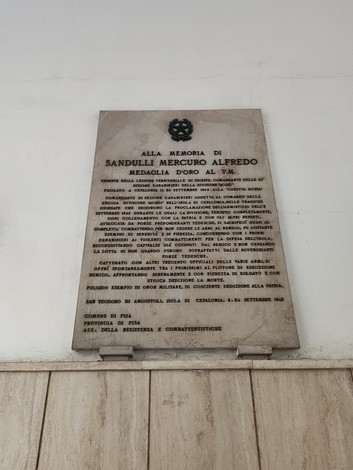 Lapide commemorativa dedicata a Sandulli Mercuro Alfredo, Medaglia d'Oro al Valor Militare.