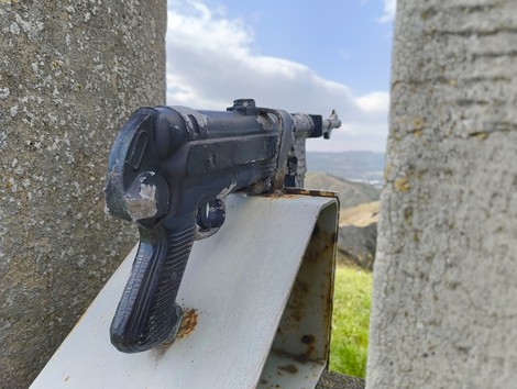 Monumento ai partigiani caduti, commemorazione della resistenza a Monte Sabbiuno, simbolo di libertà e lotta.