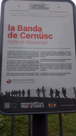 Targa commemorativa dedicata alla Banda musicale di Cernusco, con riferimenti alla sua storia e significato culturale.