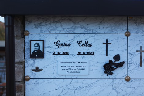 Sepolcro di Cellai, con foto e commemorazione, in un layout sobrio e curato, simboli di fede e memoria.