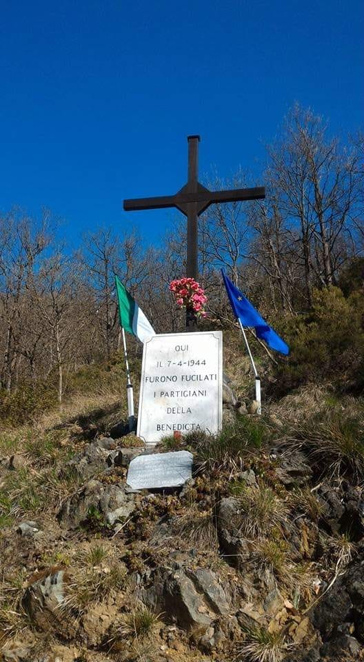 Croce commemorativa ai caduti partigiani della Benedicta, incastonata tra la natura del luogo.