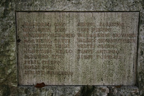 Monumento commemorativo dedicato ai caduti di Ambra, con incisi i nomi dei soldati.