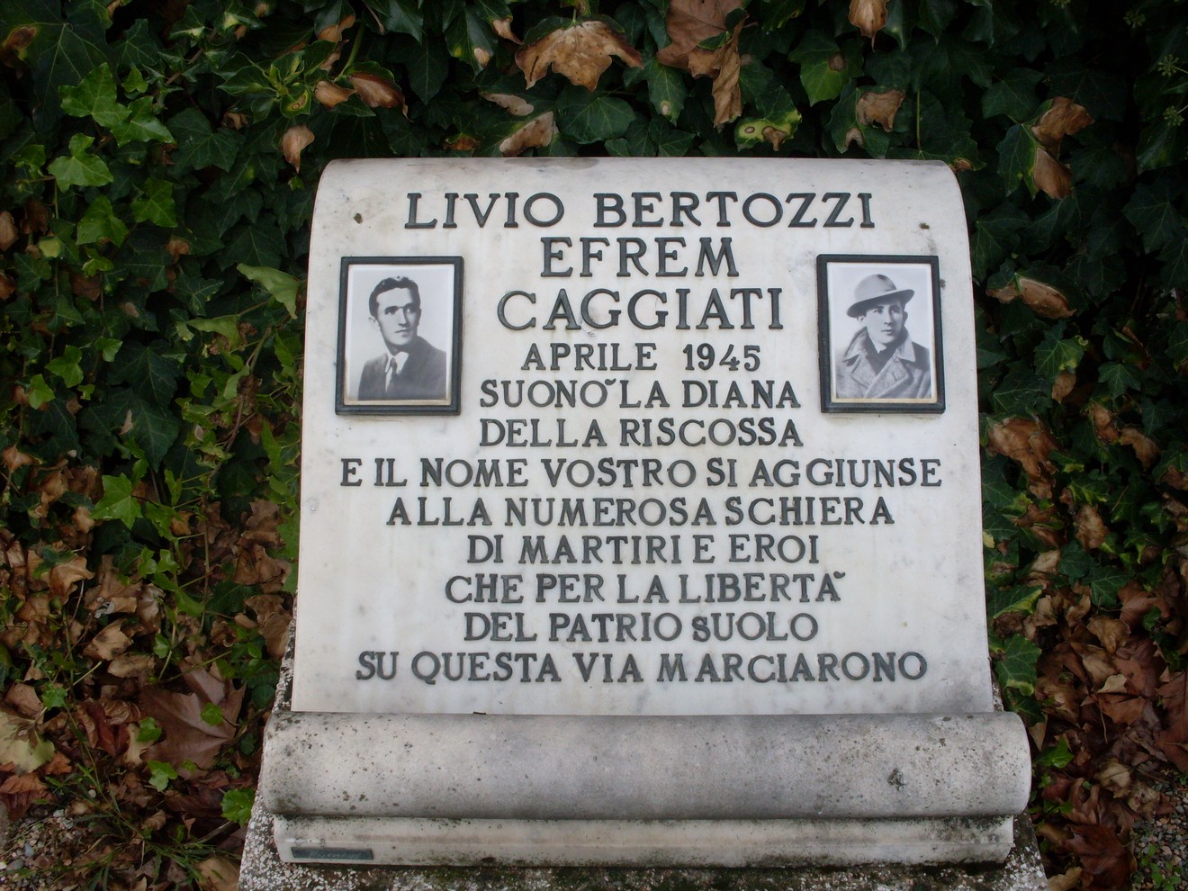 Cippo commemorativo dedicato a Livio Bertozzi ed Efrem Caggiati, martiri della libertà, aprile 1945.