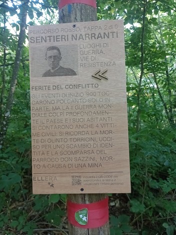 Segnale informativo su percorsi storici legati alla Seconda Guerra Mondiale a Monte Senario. Vegetazione circostante.