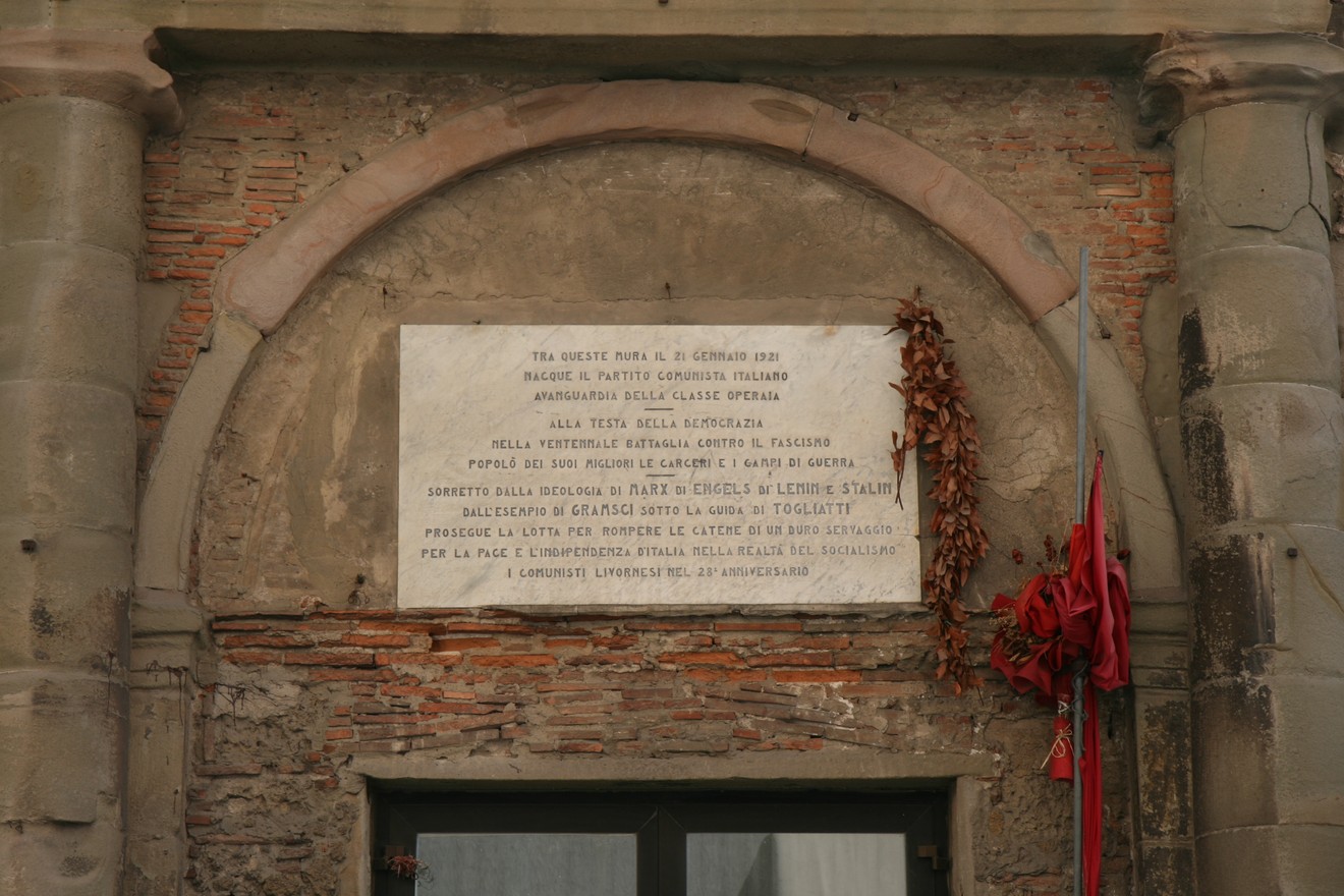 Lapide commemorativa della fondazione del Partito Comunista, situata su un edificio storico.