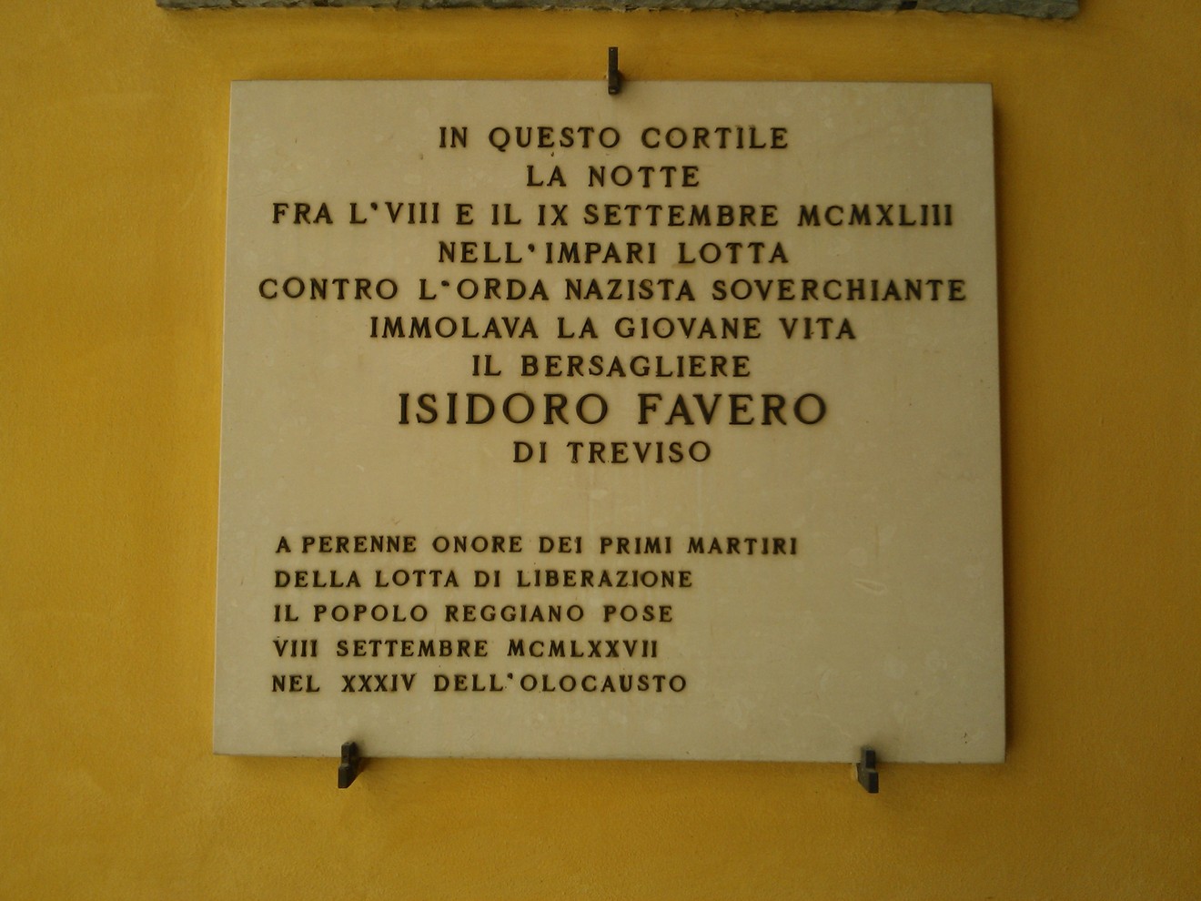 Lapide in memoria di Isidoro Favero, commemorando la sua lotta contro il nazismo e la resistenza in Treviso.