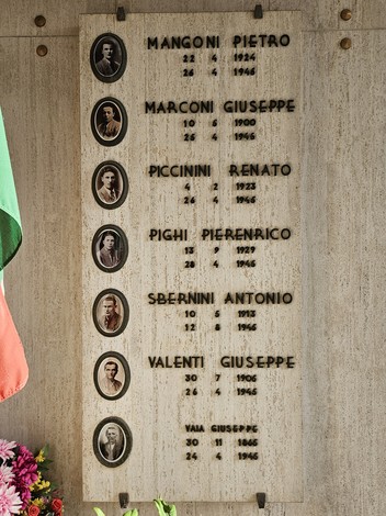 Sacrario dei Caduti per la Resistenza con nomi e ritratti in memoria dei valorosi. Decorazioni floreali e bandiera.