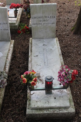 Tombe con fiori e lanterna, commemorano i caduti per la Libertà in un cimitero.