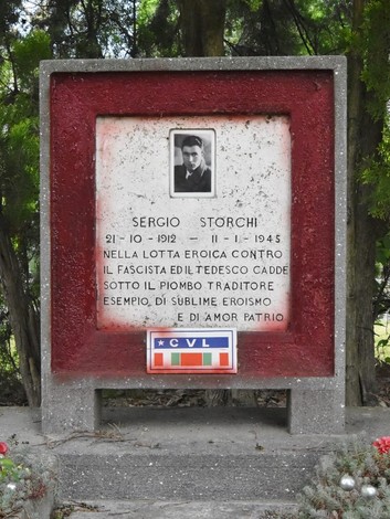 Cippo commemorativo dedicato a Sergio Storchi, caduto nella lotta contro il fascismo tedesco nel 1945.