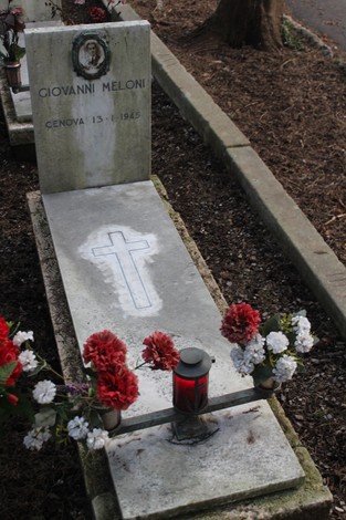 Tombe perpetue dei caduti per la Libertà, con fiori e lumino su una lapide in marmo.